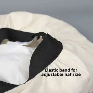 Détail de la sangle élastique réglable à l'intérieur de la casquette en lin blanc