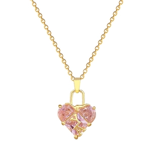 Collier luxueux en acier titane doré avec pendentif cadenas cœur rose serti de cristaux