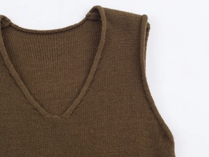 Détail du col en V et de la maille fine sur un débardeur en tricot marron café pour femme
