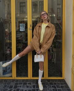 Schickes Damen-Set aus kamelfarbenem Wildlederimitat mit Jacke, Shorts und Handtasche