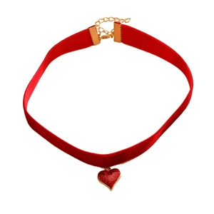 Dettaglio del choker in velluto rosso con pendente a cuore scintillante e bordo dorato