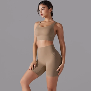 Completo yoga kaki due pezzi con reggiseno sportivo e pantaloncini da ciclista senza cuciture