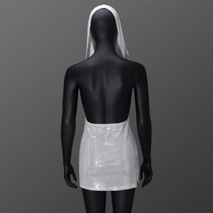 Vue arrière d'une mini robe argentée à paillettes avec dos nu et capuche