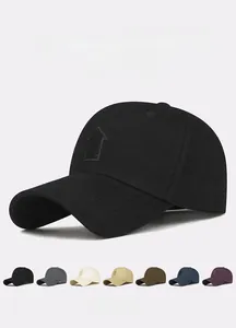 Dettaglio del ricamo a freccia su vari cappellini da baseball in cotone colorato