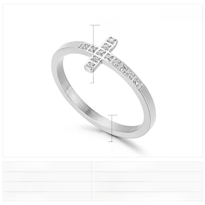 Détail de la bague croix de 8mm avec zircons cubiques micro-incrustés