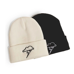 Streetwear Strickmützen in Schwarz und Beige mit Wolken und Blitz Bestickung