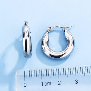 Orecchini a cerchio in acciaio inossidabile lucido argento da 20 mm su sfondo blu