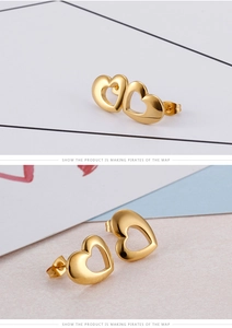 Détail des boucles d'oreilles cœur évidé en acier titane doré avec une finition polie chic