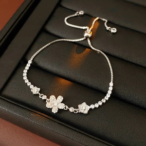 Dettaglio del bracciale regolabile in argento con fiori e stelle in zircone lucido