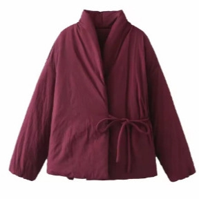 Veste matelassée bordeaux pour femme de style kimono avec lien noué sur le côté et coupe ample