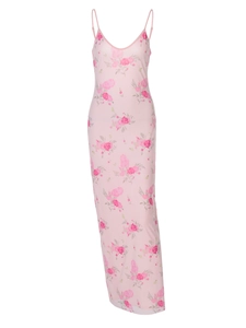 Dettaglio dell'abito lungo floreale rosa con spalline sottili, scollo a V e chiffon leggero