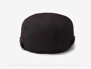 Rückansicht der modischen Baskenmütze aus Baumwoll-Twill mit verstellbaren Metallschnallen