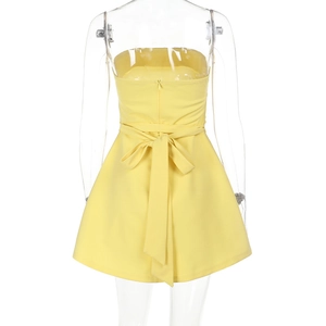 Détail du dos d'une robe courte bustier jaune ornée d'un grand nœud décoratif élégant