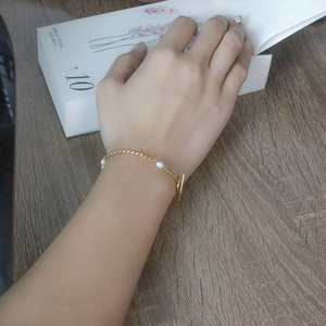 Bracelet en acier inoxydable doré avec perles d'eau douce et fermoir T sur poignet