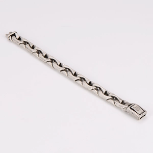 Makro-Detail des flachen Retro-Kettenarmbands mit quadratischem Druckverschluss in Altsilber
