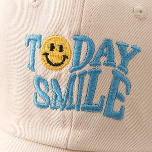 Detail der beigen Baseballkappe mit besticktem Smiley und Today Smile Text aus Baumwolle