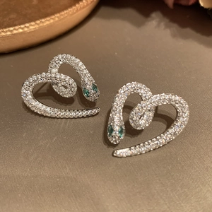Boucles d'oreilles cœur de serpent en argent avec yeux en zircon vert et style chic