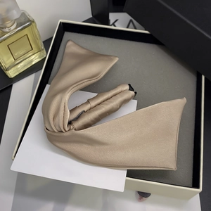 Elegante molletta a banana in seta satinata color oro champagne in confezione regalo di lusso