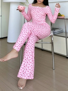 Détail du pyjama rose avec bordure en dentelle et motif de cerises sur le tissu