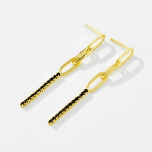 Détail de l'aiguille en argent S925 avec chaîne dorée et barre en zircon noir sur blanc