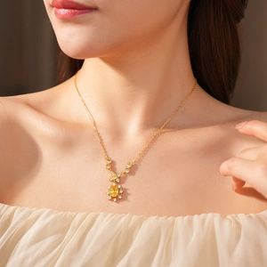 Nahaufnahme der goldenen Vintage-Sonnenblumenkette mit gelbem Zirkon-Edelstein am Modell