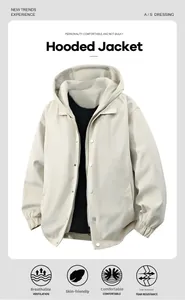 Détail de la veste à capuche avec tissu respirant, doux pour la peau et résistant aux déchirures