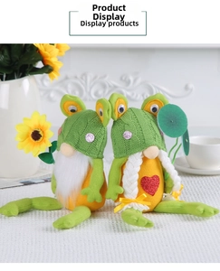 Dettaglio di gnomi rana di peluche con cappelli di maglia e cuore di paillettes