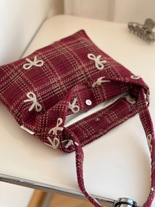 Sac bandoulière rétro à carreaux rouges avec nœud blanc et fermoir magnétique