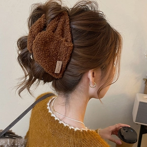 Braune Teddy-Fleece-Haarklammer im Dreiecksdesign mit Sweet-Label für koreanische Frisuren