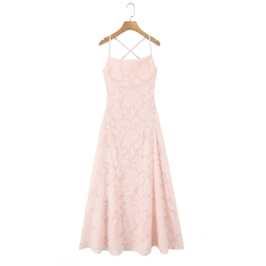 Detailansicht des rosa Jacquard-Stoffs und des überkreuzten Ausschnitts am Midikleid