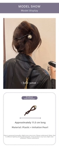 Détail d'une pince à cheveux marron de 11,5 cm avec perle et structure torsadée