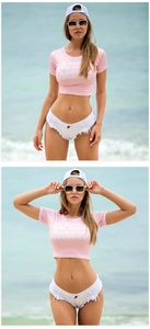 T-shirt crop rosa e pantaloncini in denim bianco sfilacciato per look da spiaggia