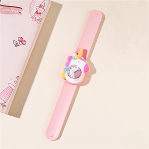 Gros plan d'une montre licorne rose pour enfant avec cadran gradué de 1 à 12