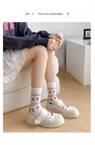 Gros plan détaillé de chaussettes en coton à fleurs portées avec chaussures à plateforme