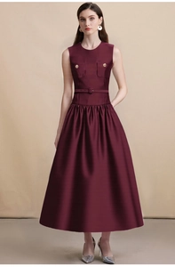 Détail d'une robe midi sans manches en satin bordeaux avec taille ajustée et ceinture