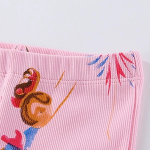 Detail von rosa gerippten Mädchen-Leggings mit buntem Feuerwerk-Print und elastischem Bund