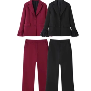 Completo bordeaux da donna slim fit con polsini piumati e pantaloni coordinati