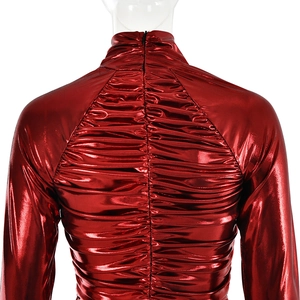 Detail van de rode metallic bodysuit met lange mouwen en geplooide achterkant