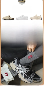 Détail de chaussettes en coton avec broderie lettre G rouge et texture douce sur la peau