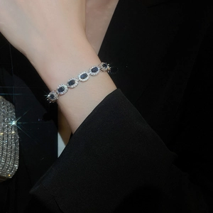 Gros plan d'un bracelet en zircon bleu saphir étincelant sur le poignet d'une femme