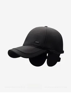 Dettaglio cappello invernale con paraorecchie spessi e targhetta in metallo nero
