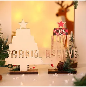 Nahaufnahme von Weihnachtsbaum-Deko aus Holz mit Merry-Schriftzug und Karomuster