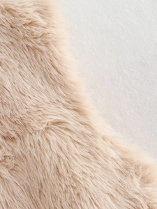 Vue macro de la texture de fausse fourrure rose clair avec détails de fibres soyeuses