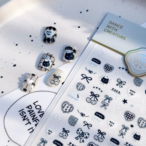 Autocollants nail art nœud noir et chaton avec motifs de cœur et de damier élégants
