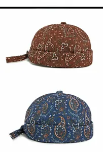 Détail du motif paisley sur des bonnets docker rétro en rouge-brun et bleu marine