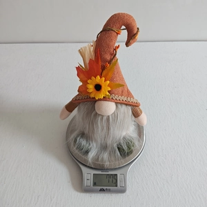 Detailaufnahme eines 77,5g Thanksgiving-Zwergs mit Ahornblättern und Sonnenblumen-Details