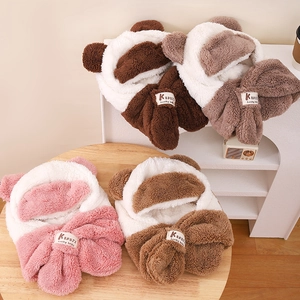 Détail de bonnets à oreilles d'ours en peluche marron, beige, rose et mauve en fausse fourrure