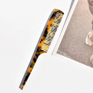 Nahaufnahme eines Stielkamms aus Acetat mit Schildpattmuster zum Stylen und Scheiteln
