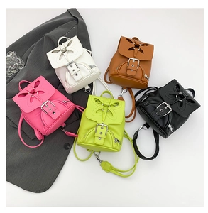 Détails de mini sacs à dos en cuir avec découpes papillon et boucles argentées élégantes