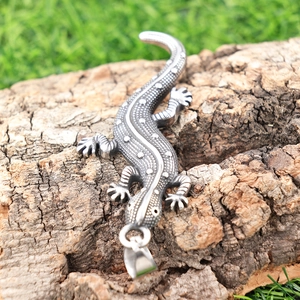 Pendentif gecko 3D gothique en argent vieilli sur une écorce d'arbre rustique